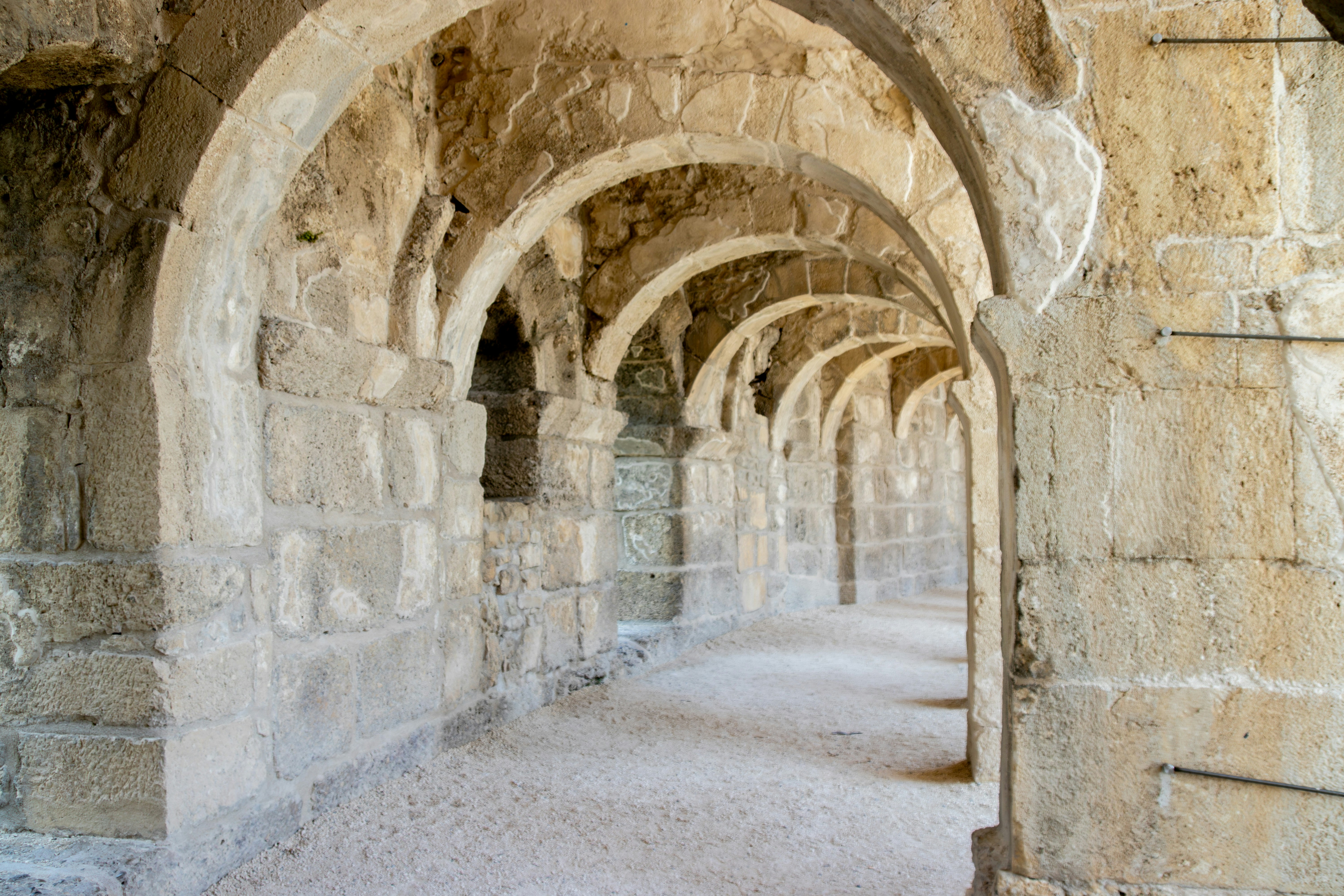 Galería de arcos de piedra