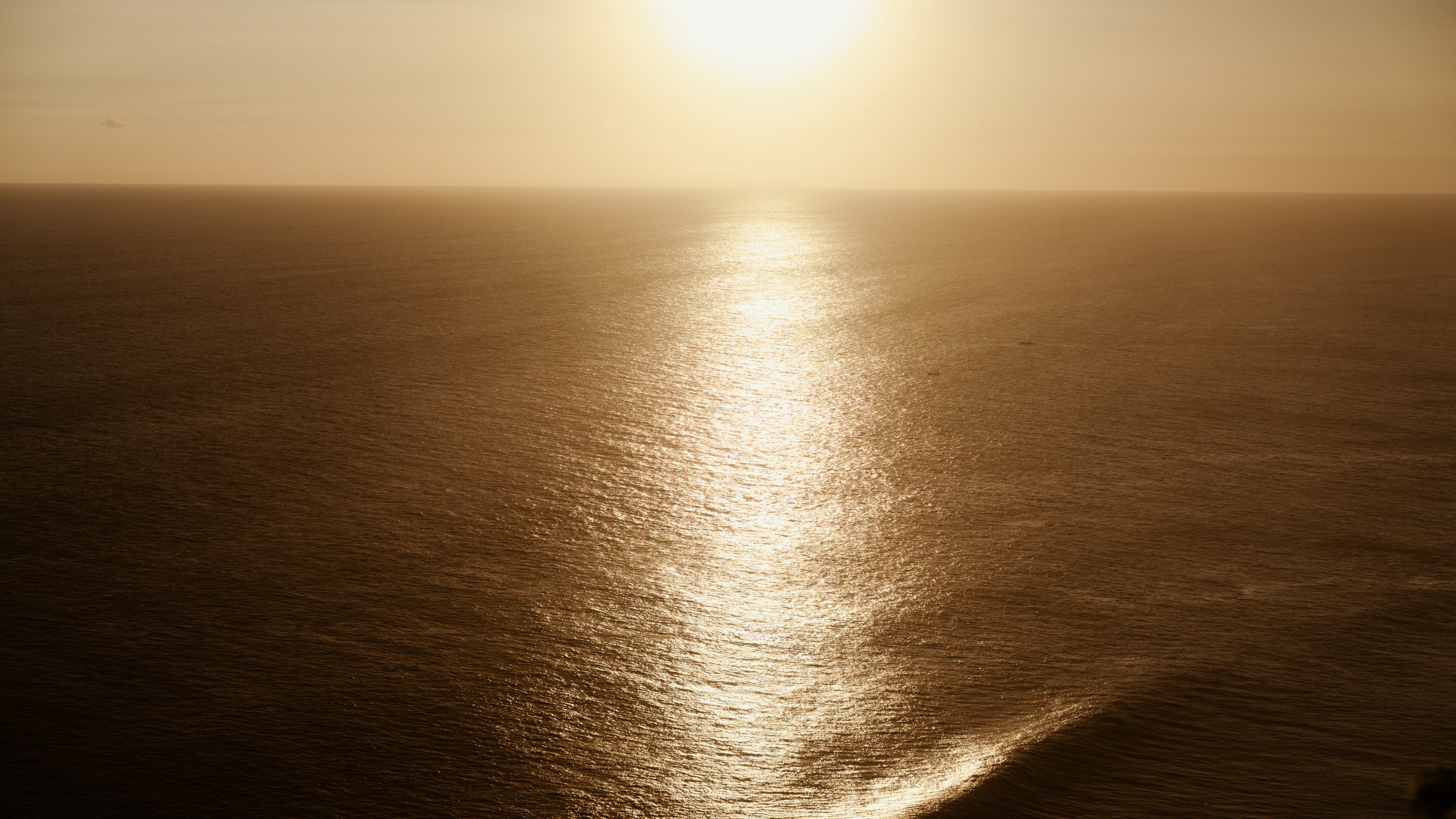 Mar dorado al atardecer