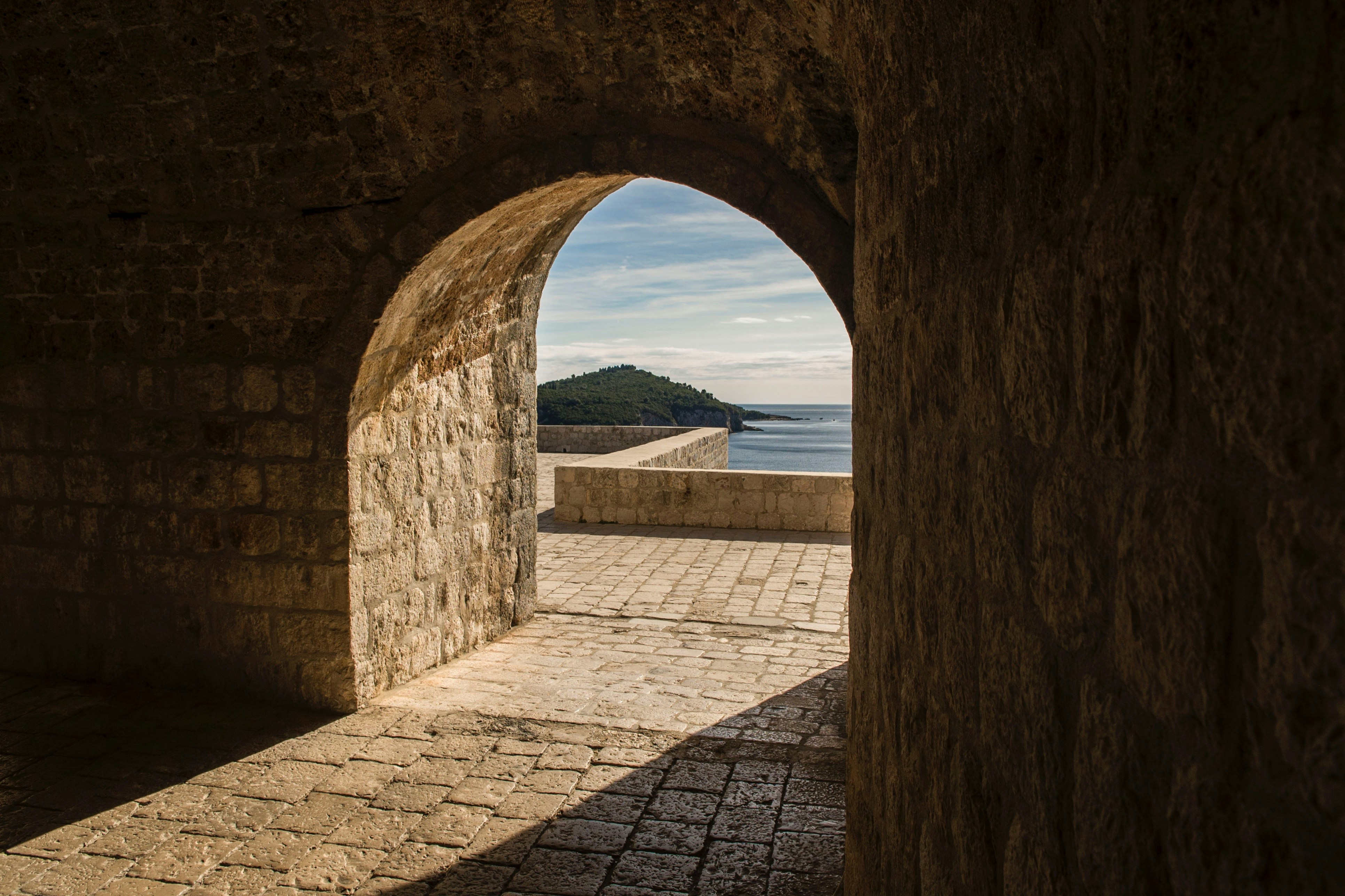 Arco de piedra abierto al mar